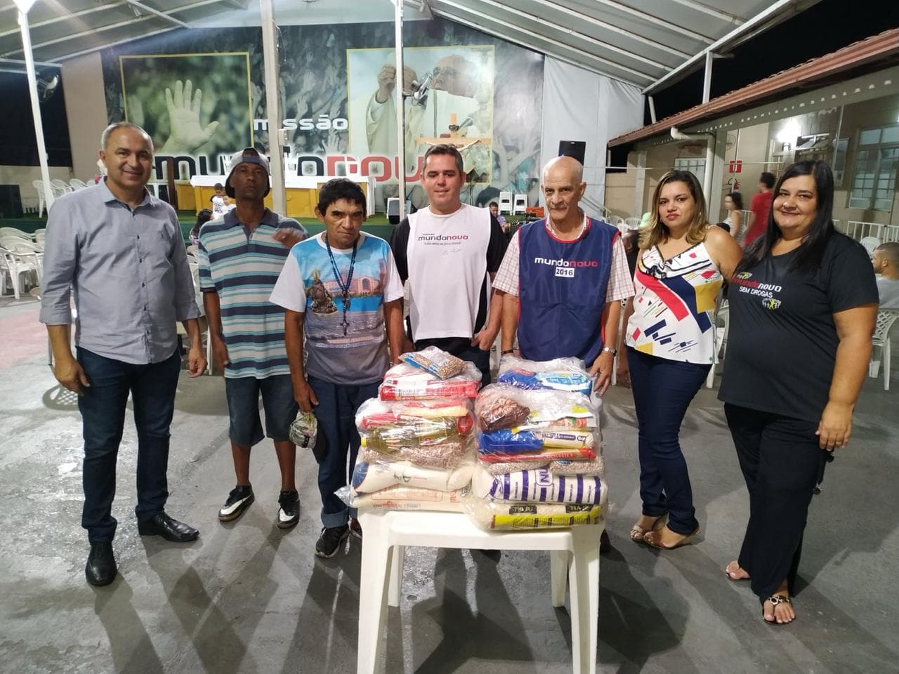 Voluntários da Associação Mundo Novo distribuindo alimentos